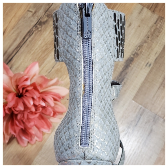 Jessica Simpson Gray Snakeskin Strappy Sandal NWOT - Picture 7 of 8